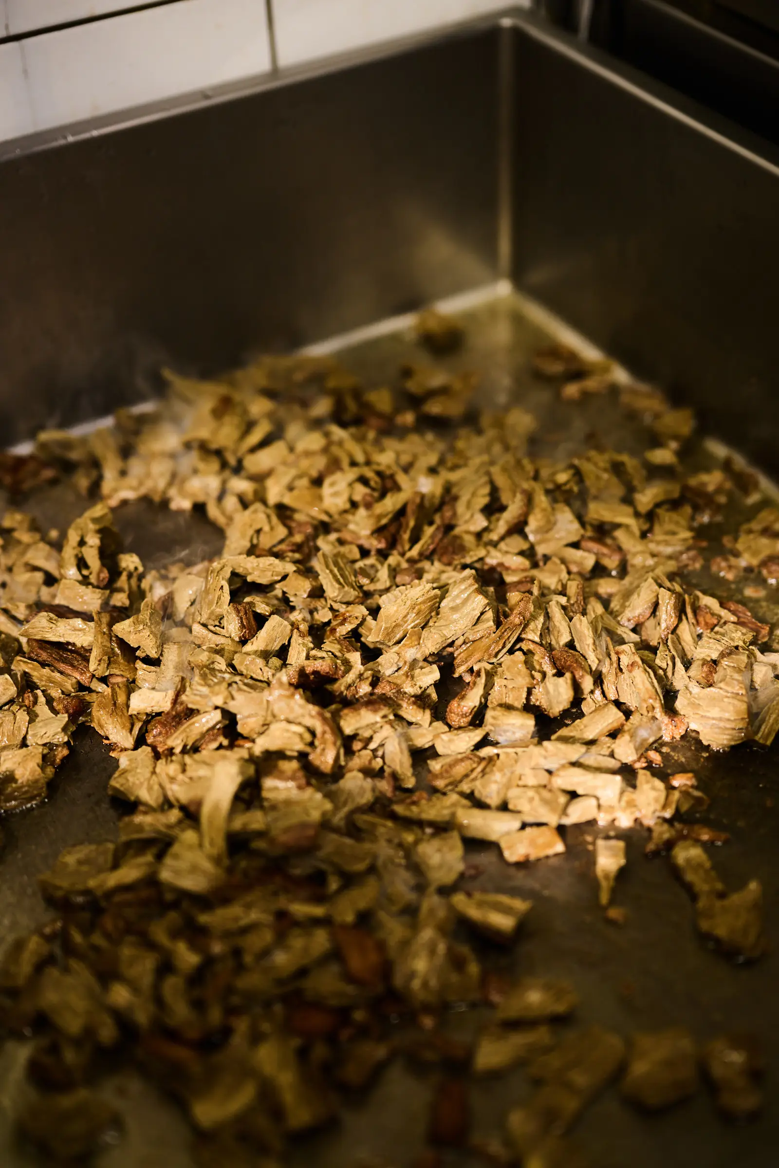 Brew Chunks werden in der Großküche angebraten