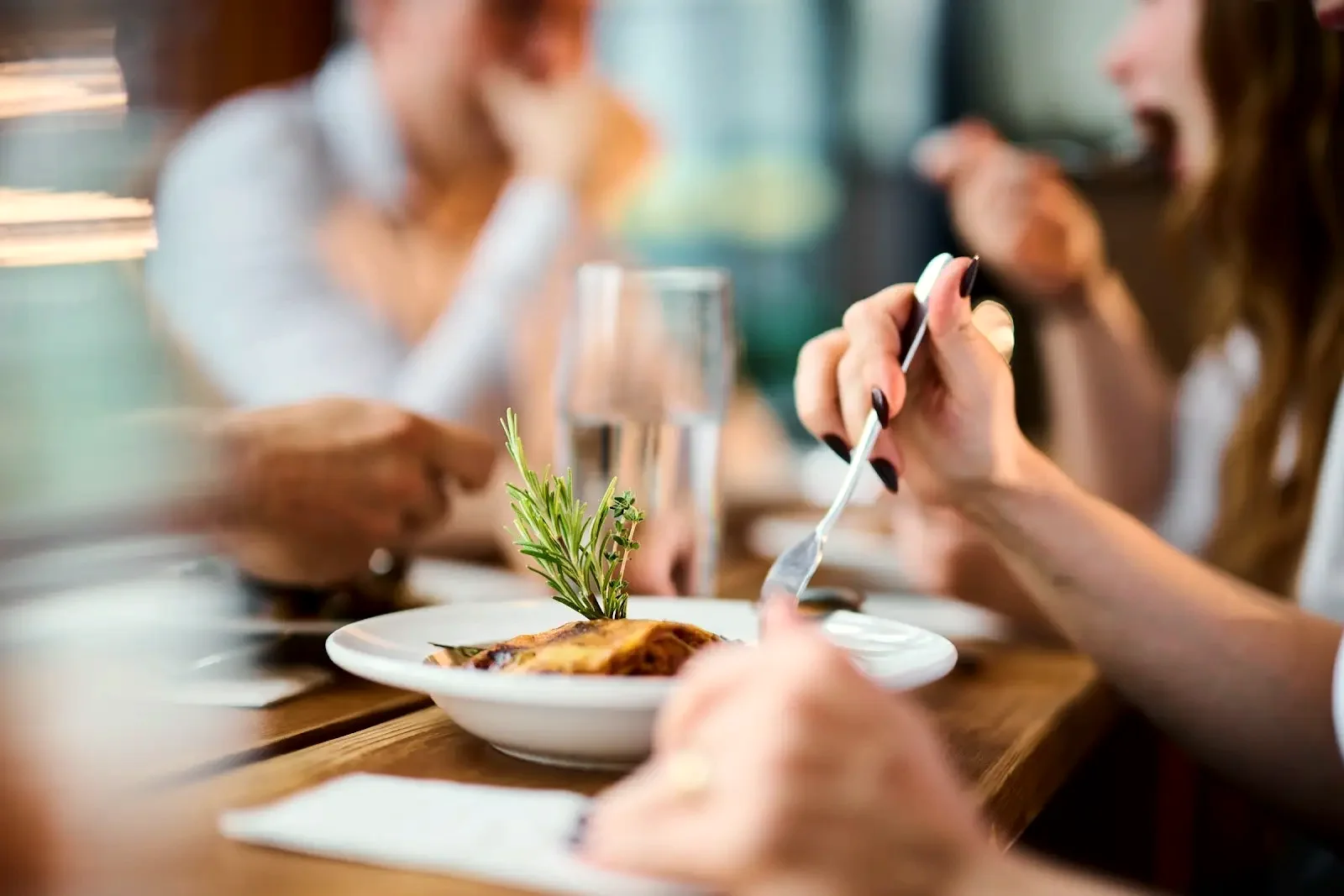 Am Tisch: eine Gabel über Lasagne mit Brew Hack