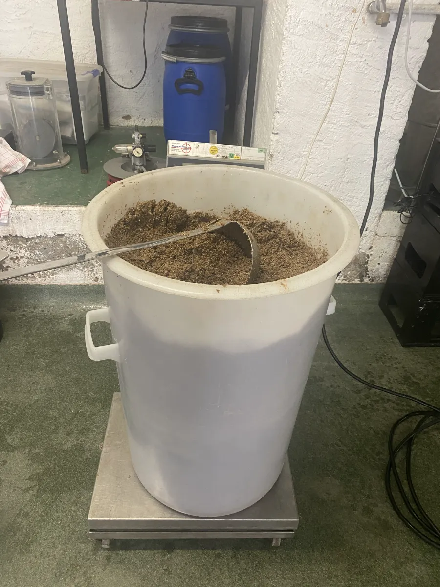 Biertreber in einer Tonne auf der Waage, Licher Brauerei